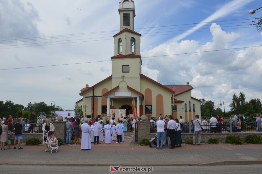 Procesja Bożego Ciała 2022 w parafii pw. NMP Królowej Rodzin w Ostrołęce [16.06.2022] - zdjęcie #87 - eOstroleka.pl