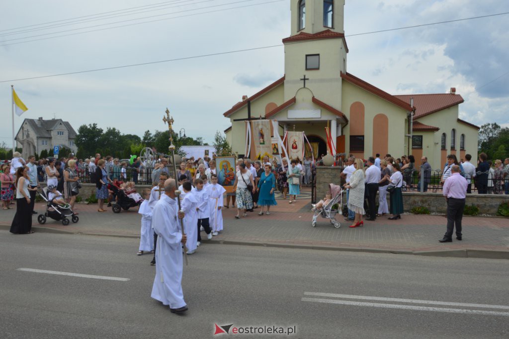 Procesja Bożego Ciała 2022 w parafii pw. NMP Królowej Rodzin w Ostrołęce [16.06.2022] - zdjęcie #81 - eOstroleka.pl