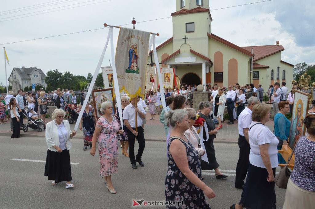 Procesja Bożego Ciała 2022 w parafii pw. NMP Królowej Rodzin w Ostrołęce [16.06.2022] - zdjęcie #74 - eOstroleka.pl