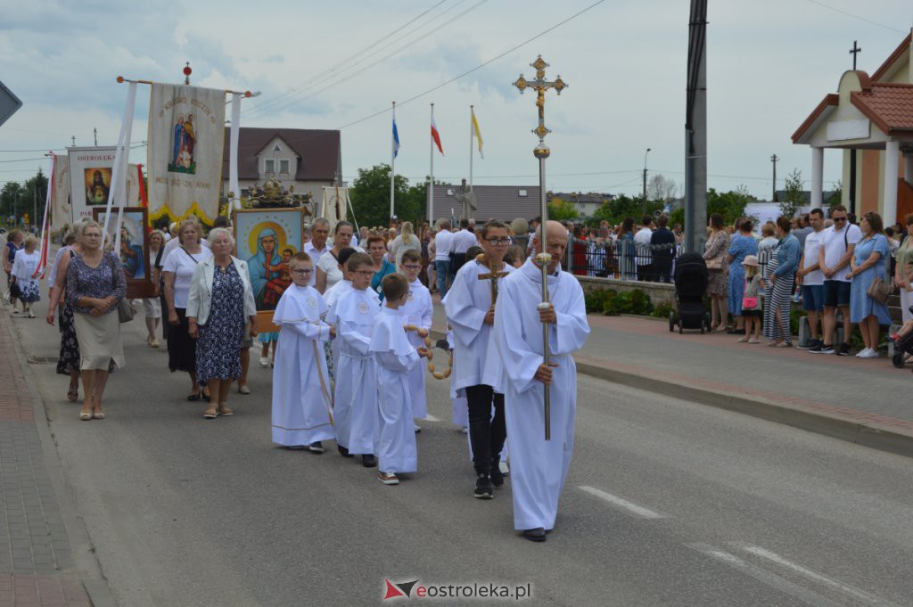 Procesja Bożego Ciała 2022 w parafii pw. NMP Królowej Rodzin w Ostrołęce [16.06.2022] - zdjęcie #71 - eOstroleka.pl