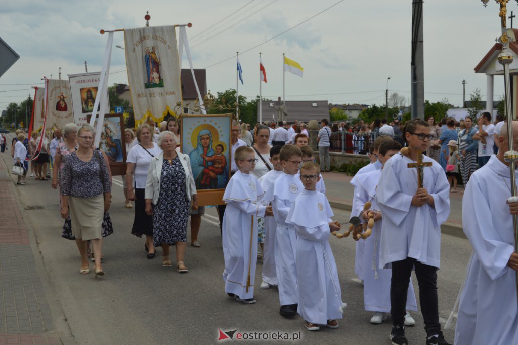 Procesja Bożego Ciała 2022 w parafii pw. NMP Królowej Rodzin w Ostrołęce [16.06.2022] - zdjęcie #69 - eOstroleka.pl