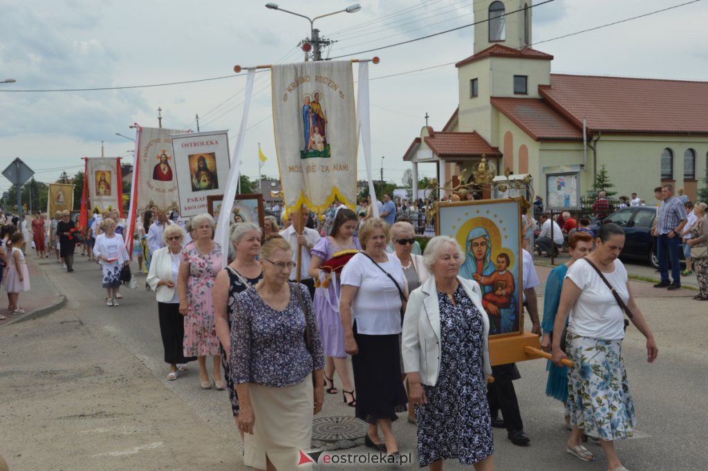 Procesja Bożego Ciała 2022 w parafii pw. NMP Królowej Rodzin w Ostrołęce [16.06.2022] - zdjęcie #65 - eOstroleka.pl