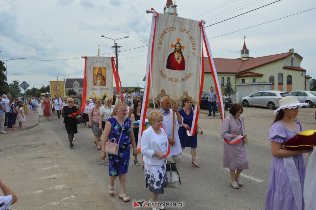 Procesja Bożego Ciała 2022 w parafii pw. NMP Królowej Rodzin w Ostrołęce [16.06.2022] - zdjęcie #60 - eOstroleka.pl