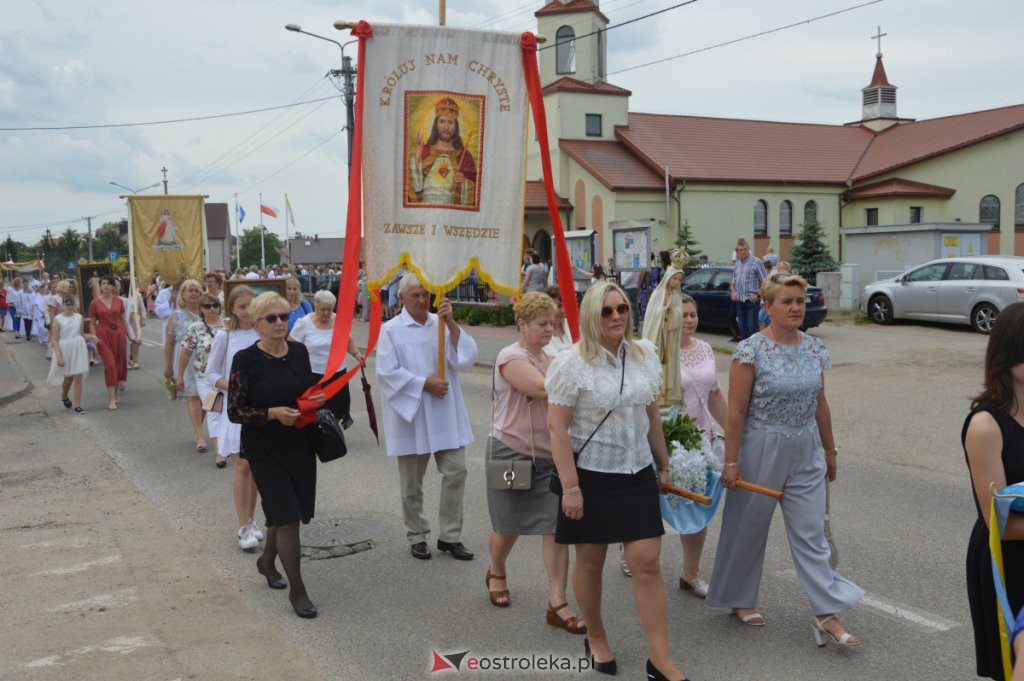 Procesja Bożego Ciała 2022 w parafii pw. NMP Królowej Rodzin w Ostrołęce [16.06.2022] - zdjęcie #57 - eOstroleka.pl
