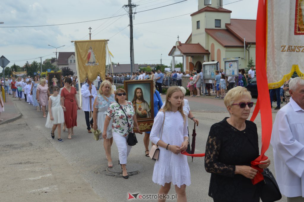 Procesja Bożego Ciała 2022 w parafii pw. NMP Królowej Rodzin w Ostrołęce [16.06.2022] - zdjęcie #55 - eOstroleka.pl