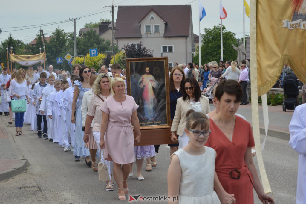 Procesja Bożego Ciała 2022 w parafii pw. NMP Królowej Rodzin w Ostrołęce [16.06.2022] - zdjęcie #52 - eOstroleka.pl