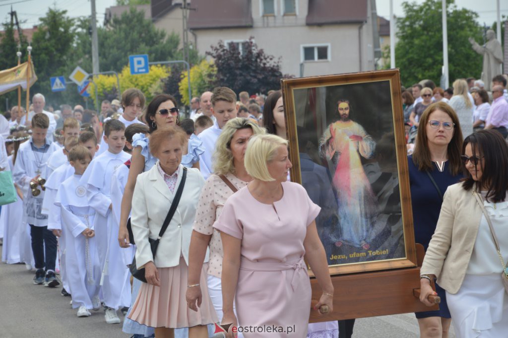 Procesja Bożego Ciała 2022 w parafii pw. NMP Królowej Rodzin w Ostrołęce [16.06.2022] - zdjęcie #51 - eOstroleka.pl