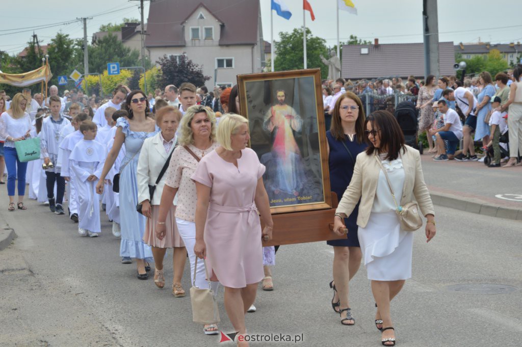 Procesja Bożego Ciała 2022 w parafii pw. NMP Królowej Rodzin w Ostrołęce [16.06.2022] - zdjęcie #50 - eOstroleka.pl