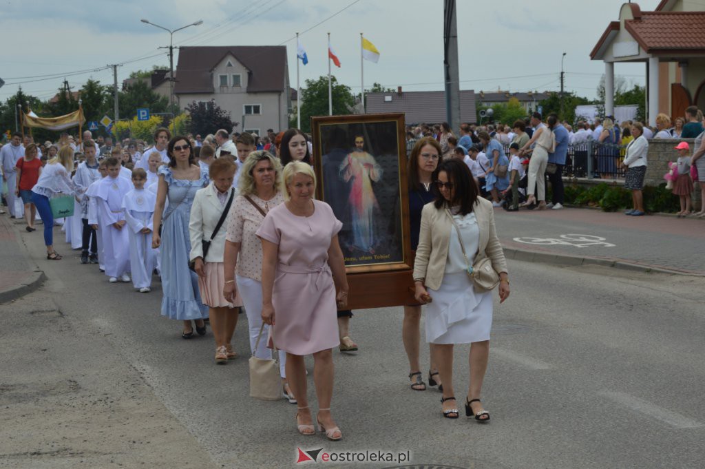 Procesja Bożego Ciała 2022 w parafii pw. NMP Królowej Rodzin w Ostrołęce [16.06.2022] - zdjęcie #49 - eOstroleka.pl