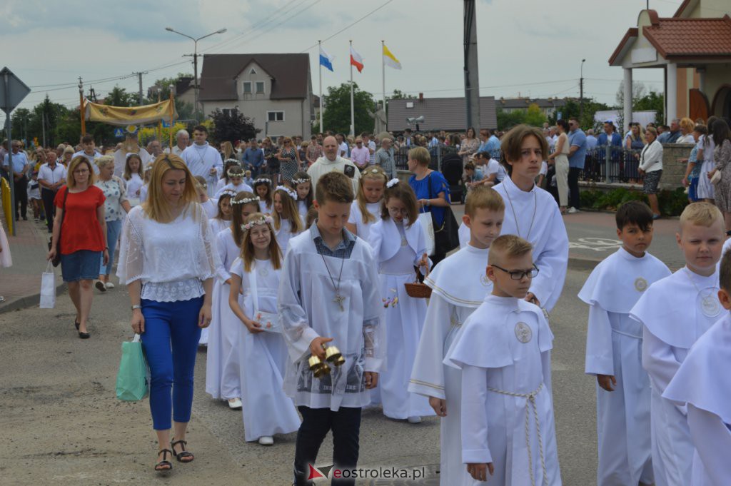 Procesja Bożego Ciała 2022 w parafii pw. NMP Królowej Rodzin w Ostrołęce [16.06.2022] - zdjęcie #43 - eOstroleka.pl