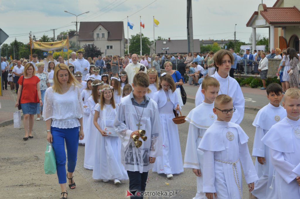 Procesja Bożego Ciała 2022 w parafii pw. NMP Królowej Rodzin w Ostrołęce [16.06.2022] - zdjęcie #42 - eOstroleka.pl