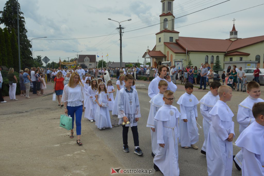Procesja Bożego Ciała 2022 w parafii pw. NMP Królowej Rodzin w Ostrołęce [16.06.2022] - zdjęcie #41 - eOstroleka.pl