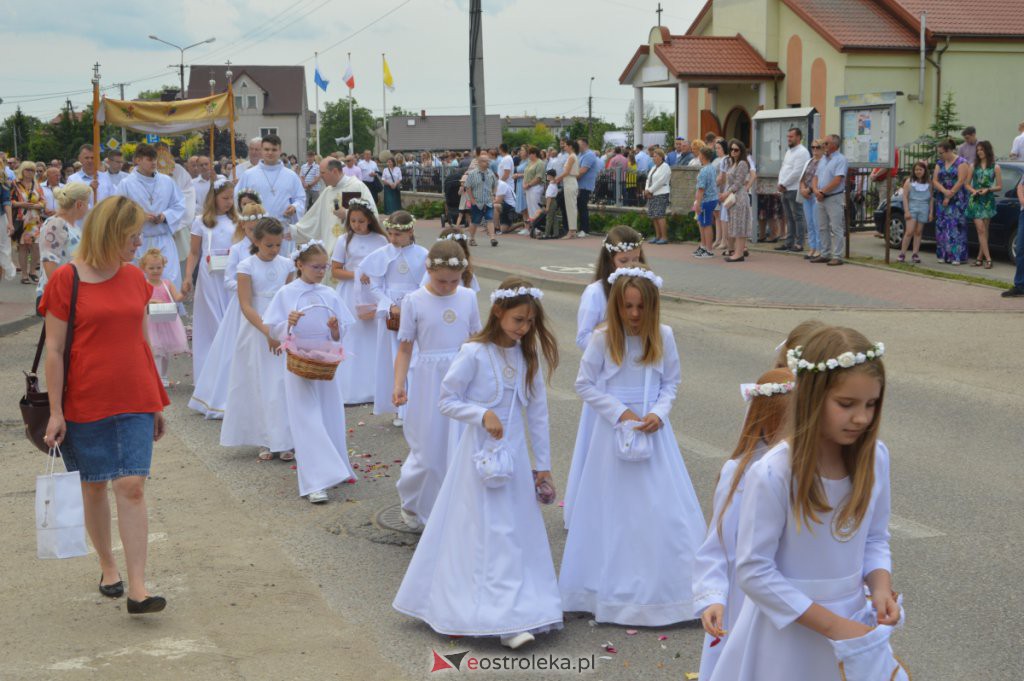 Procesja Bożego Ciała 2022 w parafii pw. NMP Królowej Rodzin w Ostrołęce [16.06.2022] - zdjęcie #39 - eOstroleka.pl