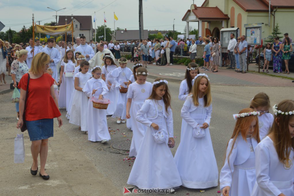 Procesja Bożego Ciała 2022 w parafii pw. NMP Królowej Rodzin w Ostrołęce [16.06.2022] - zdjęcie #38 - eOstroleka.pl