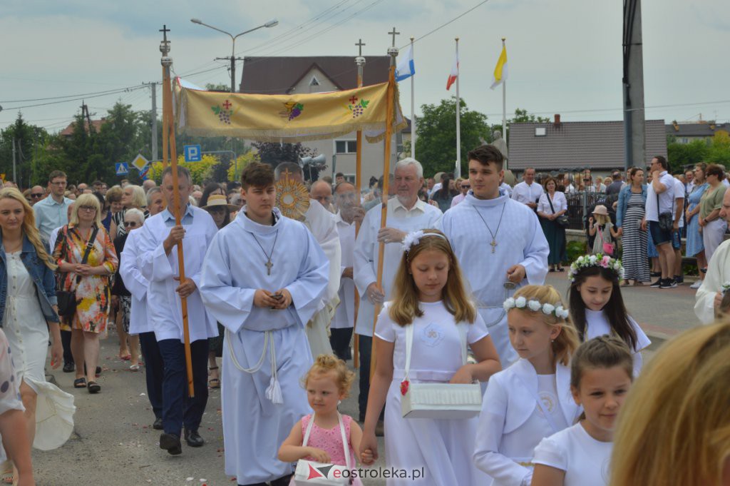 Procesja Bożego Ciała 2022 w parafii pw. NMP Królowej Rodzin w Ostrołęce [16.06.2022] - zdjęcie #37 - eOstroleka.pl