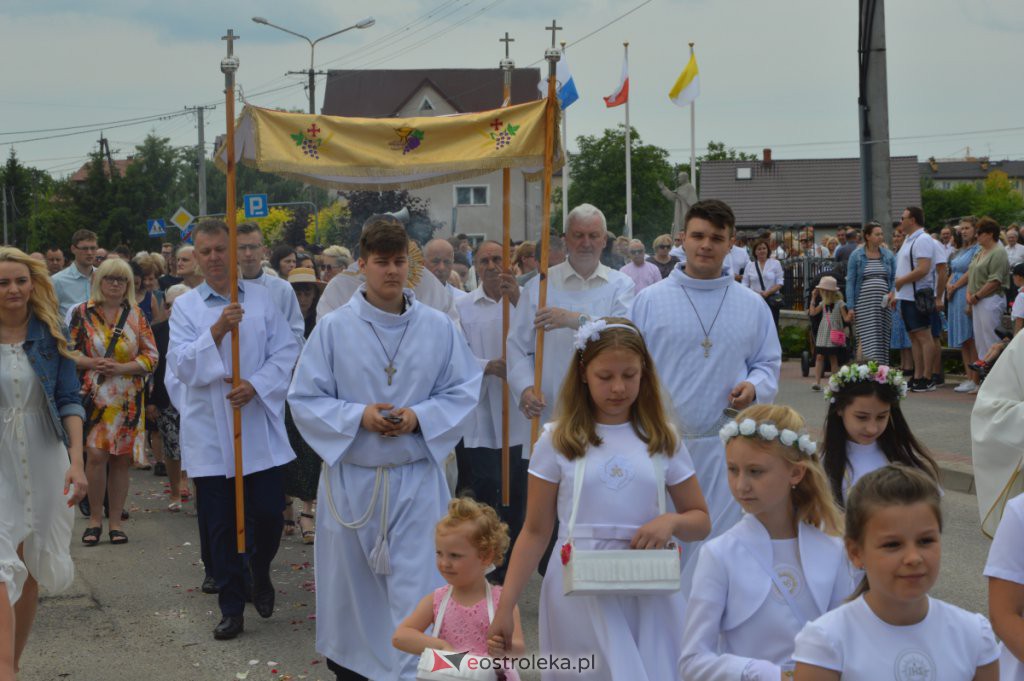 Procesja Bożego Ciała 2022 w parafii pw. NMP Królowej Rodzin w Ostrołęce [16.06.2022] - zdjęcie #36 - eOstroleka.pl