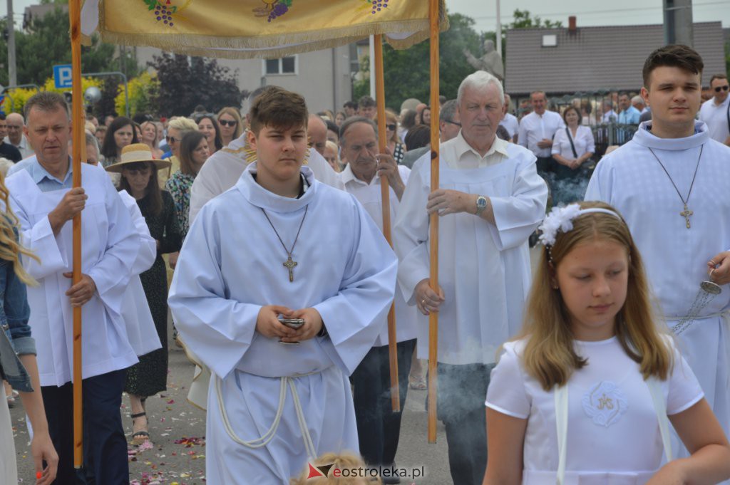 Procesja Bożego Ciała 2022 w parafii pw. NMP Królowej Rodzin w Ostrołęce [16.06.2022] - zdjęcie #35 - eOstroleka.pl