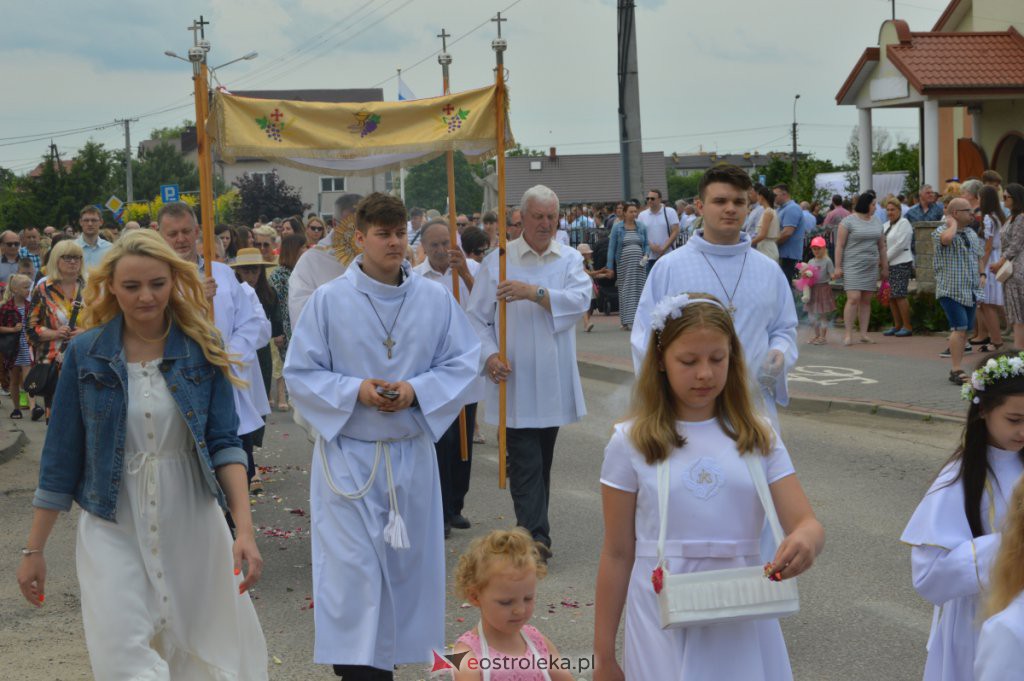 Procesja Bożego Ciała 2022 w parafii pw. NMP Królowej Rodzin w Ostrołęce [16.06.2022] - zdjęcie #34 - eOstroleka.pl