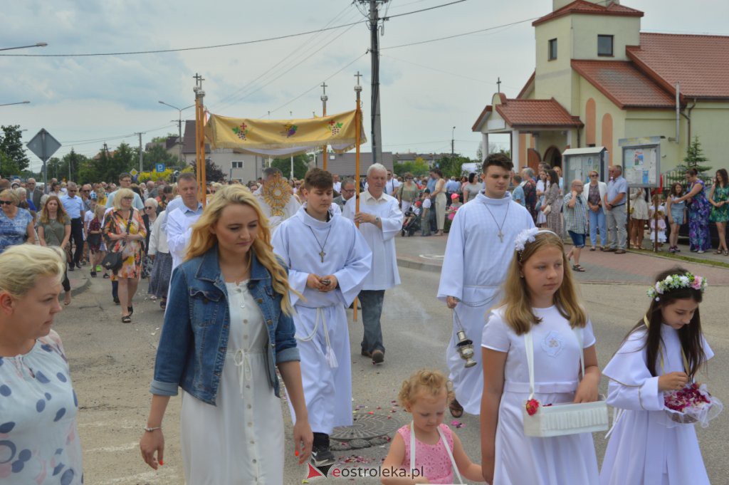 Procesja Bożego Ciała 2022 w parafii pw. NMP Królowej Rodzin w Ostrołęce [16.06.2022] - zdjęcie #33 - eOstroleka.pl