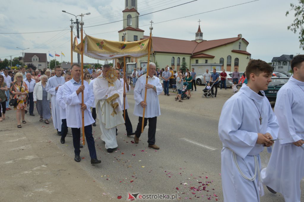 Procesja Bożego Ciała 2022 w parafii pw. NMP Królowej Rodzin w Ostrołęce [16.06.2022] - zdjęcie #59 - eOstroleka.pl