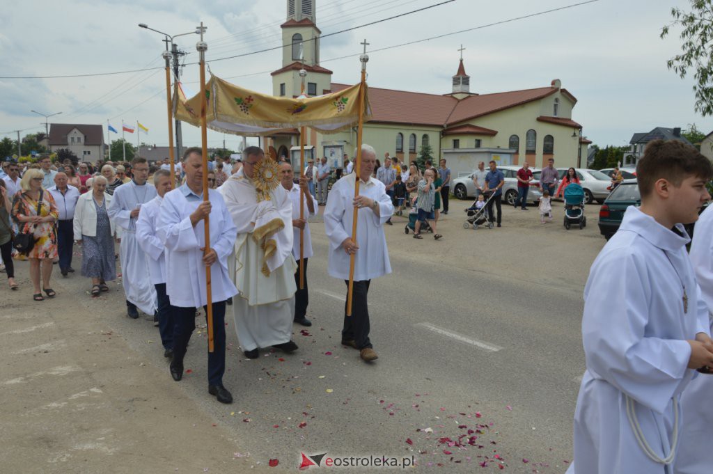 Procesja Bożego Ciała 2022 w parafii pw. NMP Królowej Rodzin w Ostrołęce [16.06.2022] - zdjęcie #60 - eOstroleka.pl