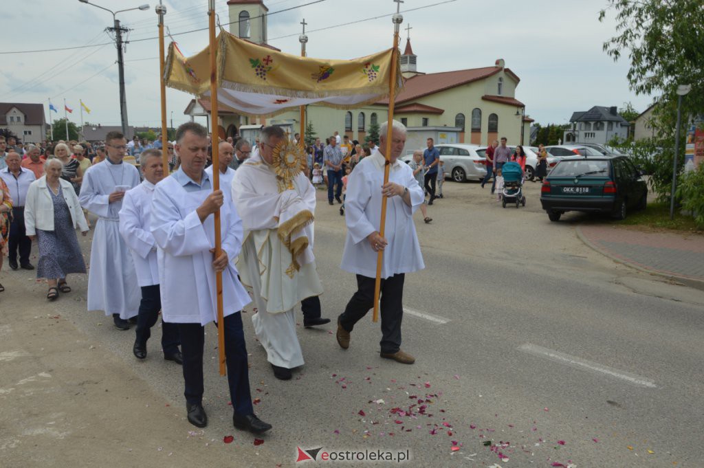Procesja Bożego Ciała 2022 w parafii pw. NMP Królowej Rodzin w Ostrołęce [16.06.2022] - zdjęcie #28 - eOstroleka.pl