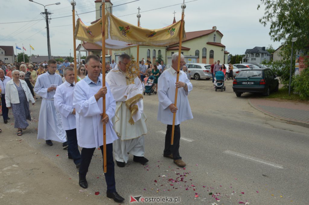 Procesja Bożego Ciała 2022 w parafii pw. NMP Królowej Rodzin w Ostrołęce [16.06.2022] - zdjęcie #27 - eOstroleka.pl