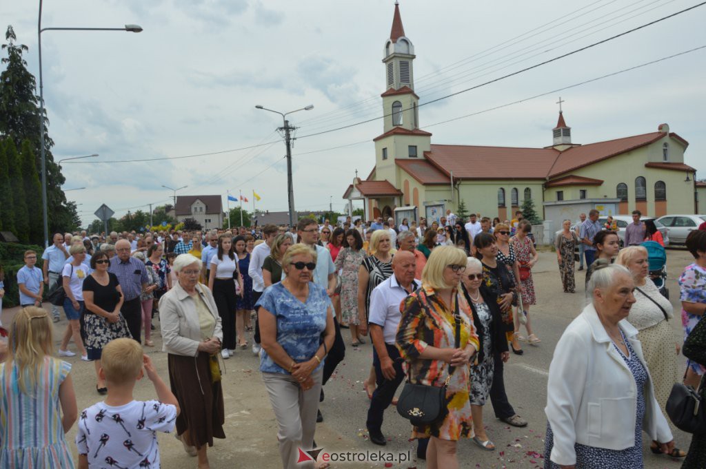 Procesja Bożego Ciała 2022 w parafii pw. NMP Królowej Rodzin w Ostrołęce [16.06.2022] - zdjęcie #26 - eOstroleka.pl