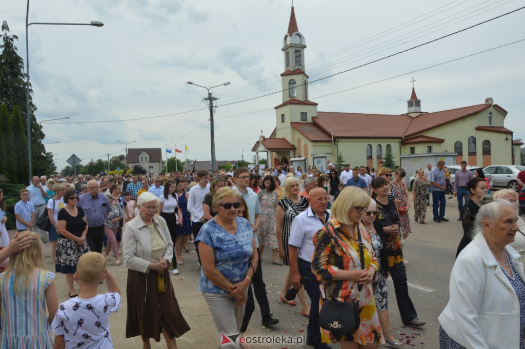 Procesja Bożego Ciała 2022 w parafii pw. NMP Królowej Rodzin w Ostrołęce [16.06.2022] - zdjęcie #25 - eOstroleka.pl