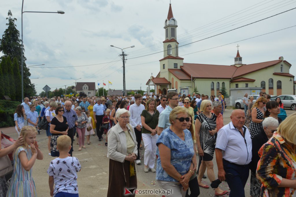 Procesja Bożego Ciała 2022 w parafii pw. NMP Królowej Rodzin w Ostrołęce [16.06.2022] - zdjęcie #24 - eOstroleka.pl