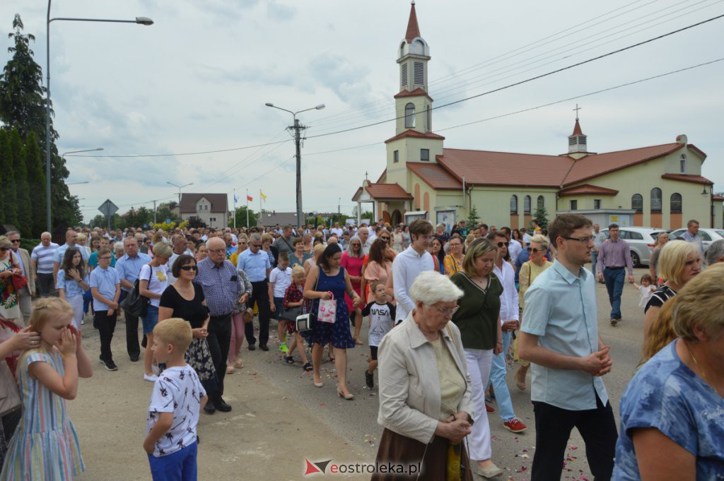 Procesja Bożego Ciała 2022 w parafii pw. NMP Królowej Rodzin w Ostrołęce [16.06.2022] - zdjęcie #23 - eOstroleka.pl