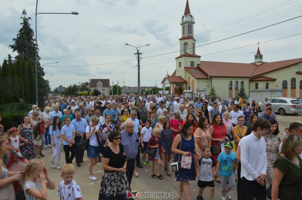 Procesja Bożego Ciała 2022 w parafii pw. NMP Królowej Rodzin w Ostrołęce [16.06.2022] - zdjęcie #22 - eOstroleka.pl
