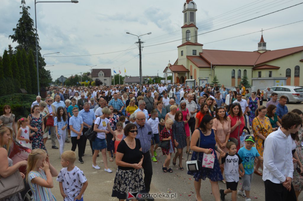 Procesja Bożego Ciała 2022 w parafii pw. NMP Królowej Rodzin w Ostrołęce [16.06.2022] - zdjęcie #21 - eOstroleka.pl