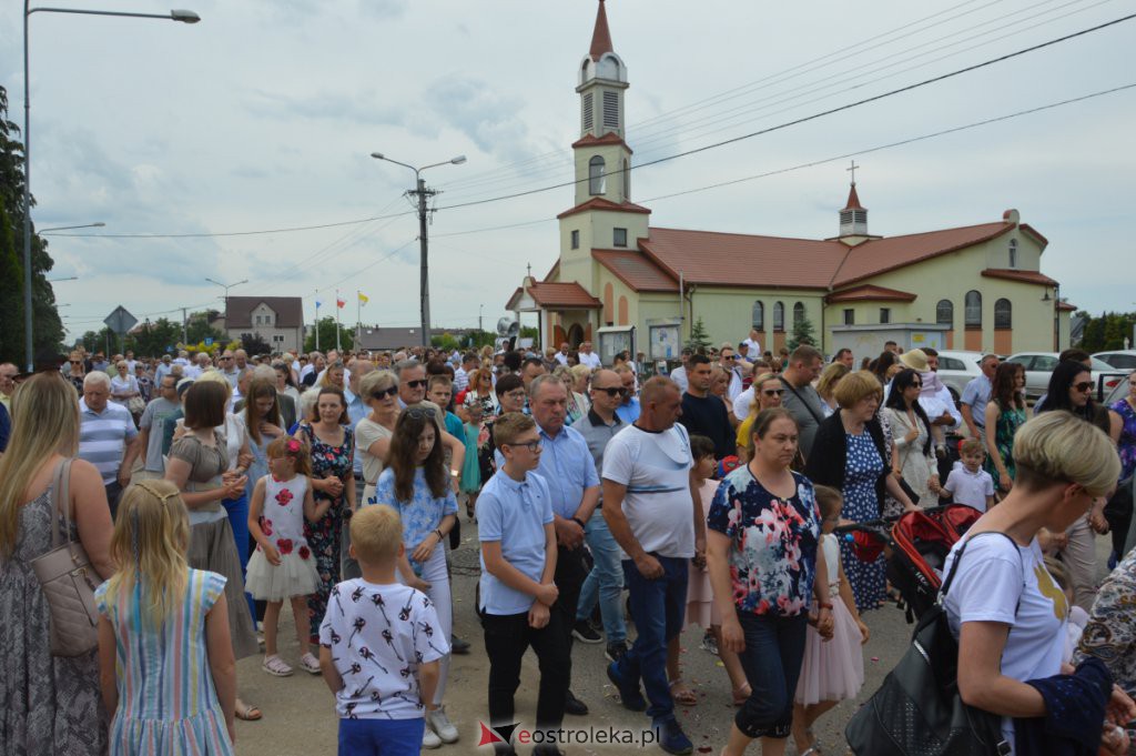 Procesja Bożego Ciała 2022 w parafii pw. NMP Królowej Rodzin w Ostrołęce [16.06.2022] - zdjęcie #19 - eOstroleka.pl