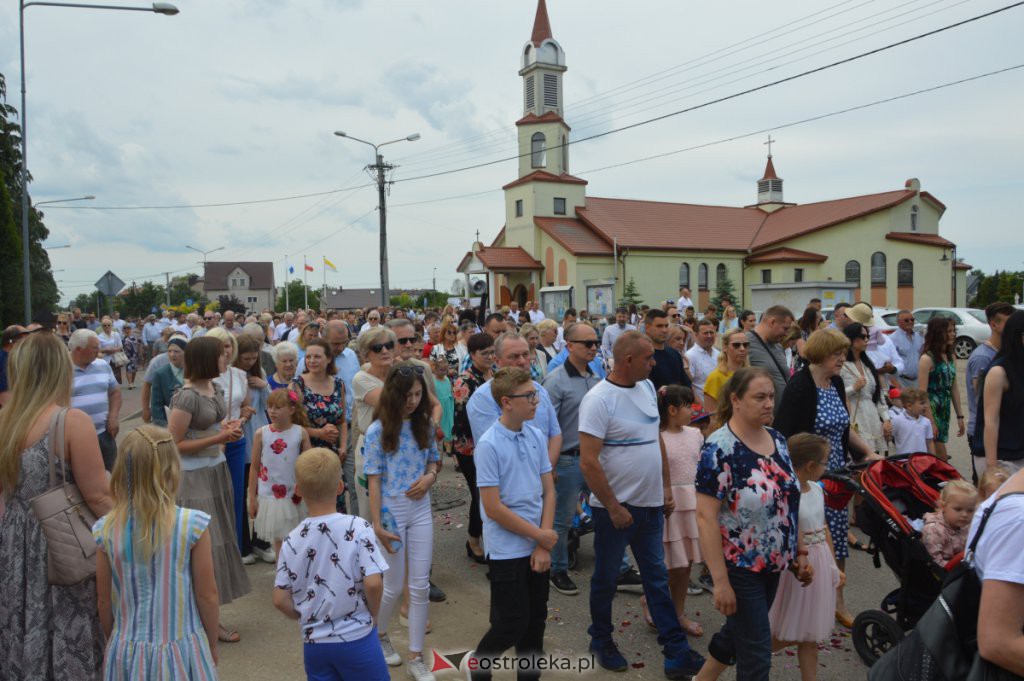 Procesja Bożego Ciała 2022 w parafii pw. NMP Królowej Rodzin w Ostrołęce [16.06.2022] - zdjęcie #18 - eOstroleka.pl