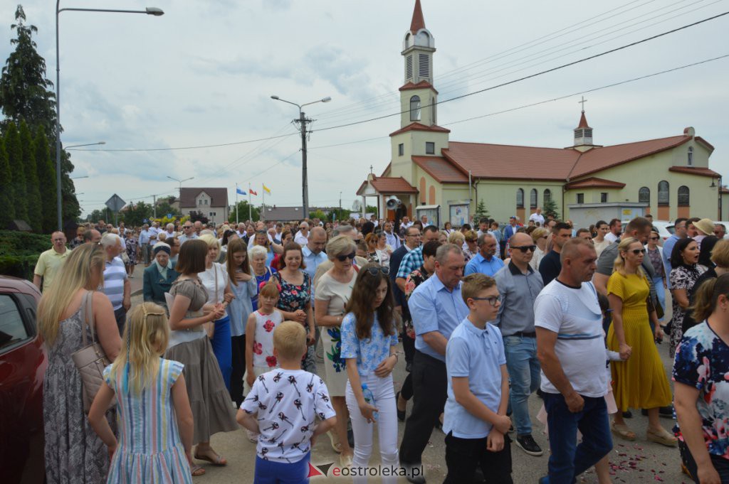 Procesja Bożego Ciała 2022 w parafii pw. NMP Królowej Rodzin w Ostrołęce [16.06.2022] - zdjęcie #17 - eOstroleka.pl