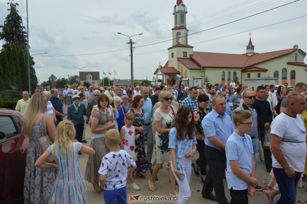 Procesja Bożego Ciała 2022 w parafii pw. NMP Królowej Rodzin w Ostrołęce [16.06.2022] - zdjęcie #16 - eOstroleka.pl