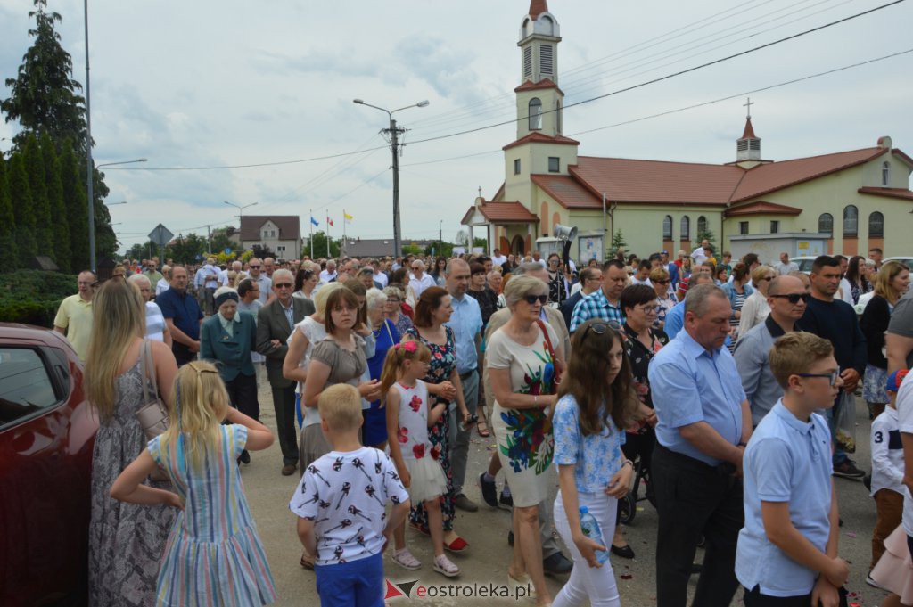 Procesja Bożego Ciała 2022 w parafii pw. NMP Królowej Rodzin w Ostrołęce [16.06.2022] - zdjęcie #15 - eOstroleka.pl