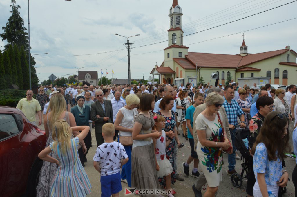 Procesja Bożego Ciała 2022 w parafii pw. NMP Królowej Rodzin w Ostrołęce [16.06.2022] - zdjęcie #12 - eOstroleka.pl