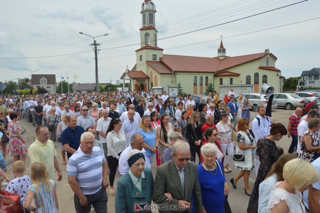 Procesja Bożego Ciała 2022 w parafii pw. NMP Królowej Rodzin w Ostrołęce [16.06.2022] - zdjęcie #11 - eOstroleka.pl