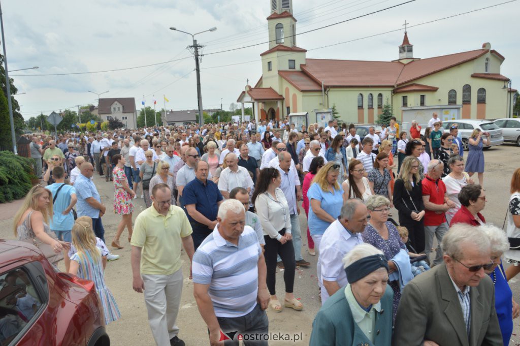 Procesja Bożego Ciała 2022 w parafii pw. NMP Królowej Rodzin w Ostrołęce [16.06.2022] - zdjęcie #9 - eOstroleka.pl