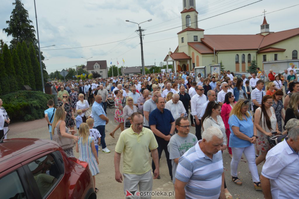 Procesja Bożego Ciała 2022 w parafii pw. NMP Królowej Rodzin w Ostrołęce [16.06.2022] - zdjęcie #8 - eOstroleka.pl