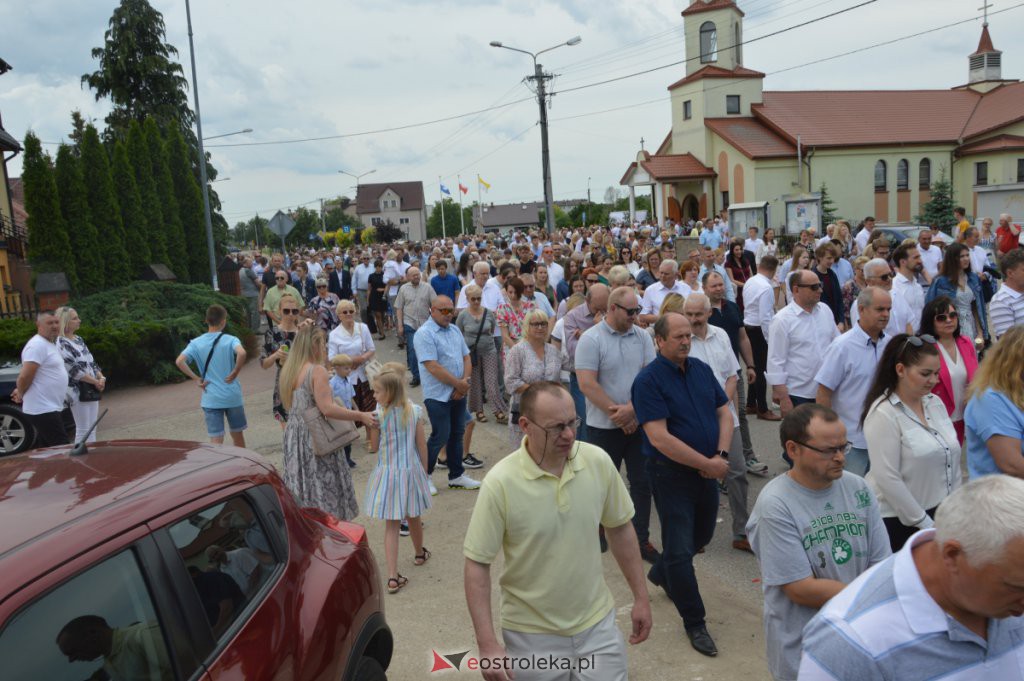Procesja Bożego Ciała 2022 w parafii pw. NMP Królowej Rodzin w Ostrołęce [16.06.2022] - zdjęcie #7 - eOstroleka.pl