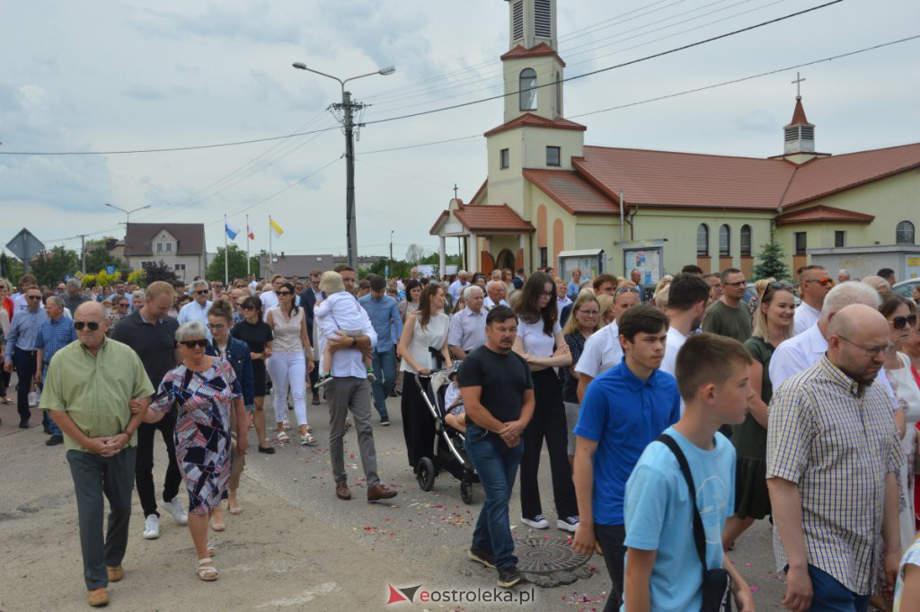 Procesja Bożego Ciała 2022 w parafii pw. NMP Królowej Rodzin w Ostrołęce [16.06.2022] - zdjęcie #6 - eOstroleka.pl