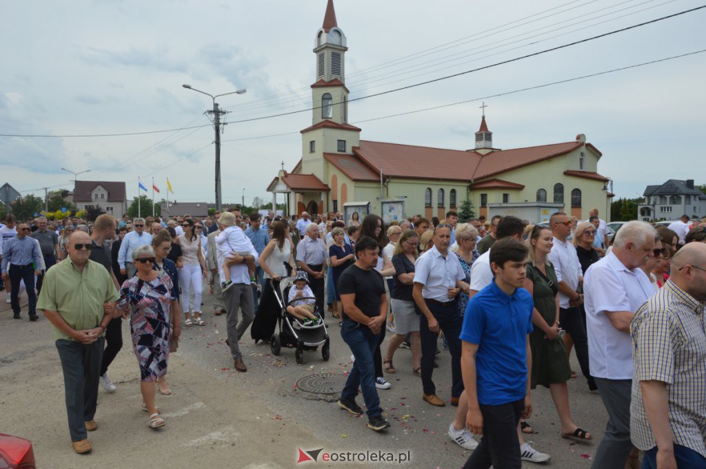 Procesja Bożego Ciała 2022 w parafii pw. NMP Królowej Rodzin w Ostrołęce [16.06.2022] - zdjęcie #5 - eOstroleka.pl
