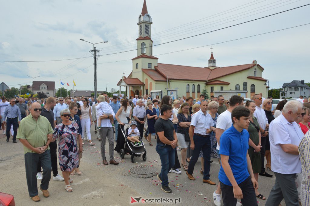 Procesja Bożego Ciała 2022 w parafii pw. NMP Królowej Rodzin w Ostrołęce [16.06.2022] - zdjęcie #4 - eOstroleka.pl
