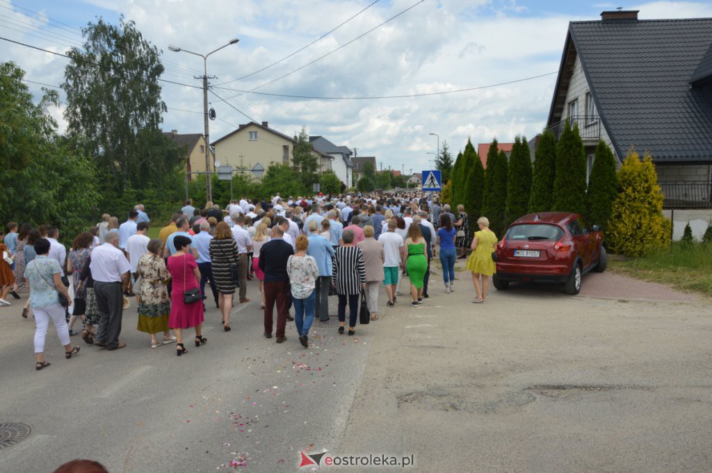 Procesja Bożego Ciała 2022 w parafii pw. NMP Królowej Rodzin w Ostrołęce [16.06.2022] - zdjęcie #3 - eOstroleka.pl