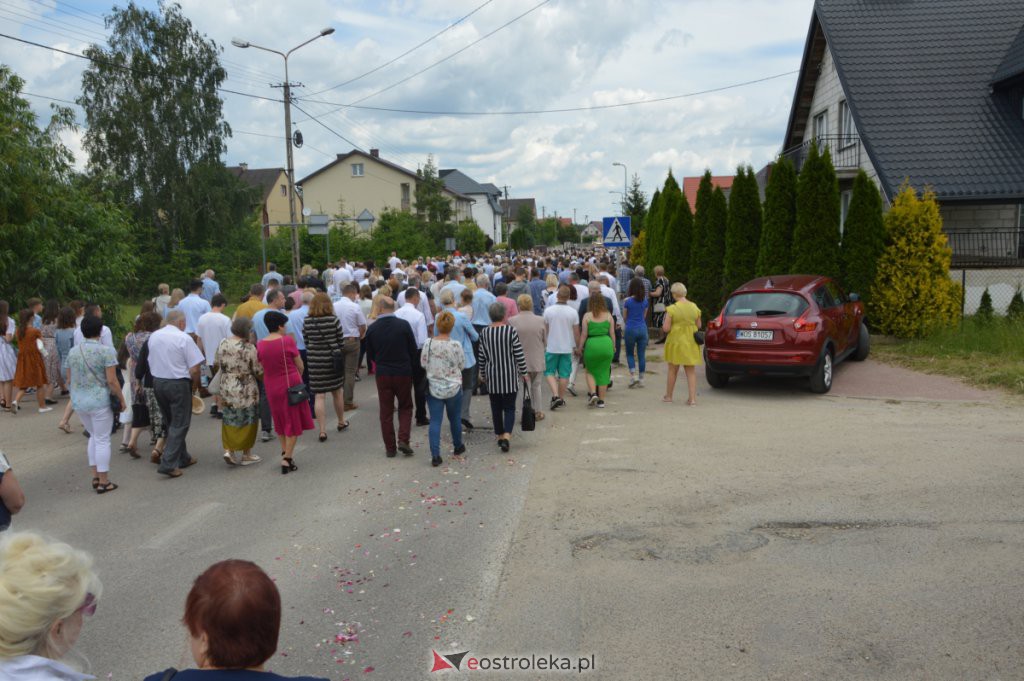 Procesja Bożego Ciała 2022 w parafii pw. NMP Królowej Rodzin w Ostrołęce [16.06.2022] - zdjęcie #2 - eOstroleka.pl