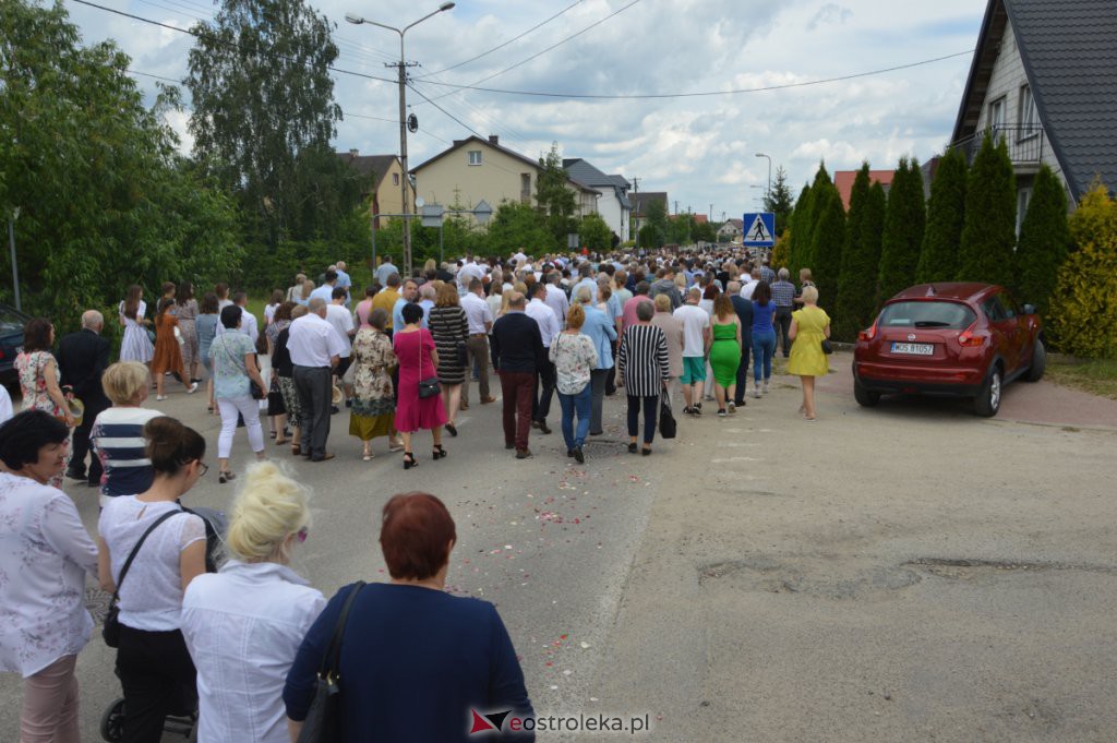 Procesja Bożego Ciała 2022 w parafii pw. NMP Królowej Rodzin w Ostrołęce [16.06.2022] - zdjęcie #1 - eOstroleka.pl