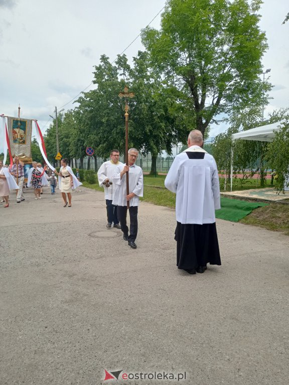  Procesja Bożego Ciała 2022 w parafii pw. św. Wojciecha w Ostrołęce [16.06.2022] - zdjęcie #1 - eOstroleka.pl